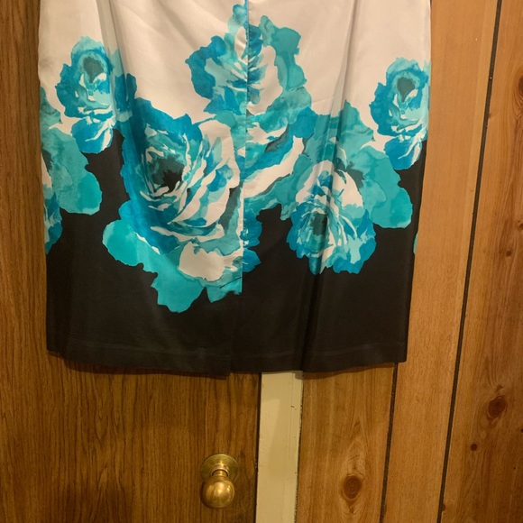 Plus size floral midi floral skirt. - Picture 2 of 3